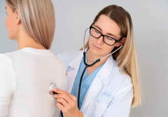 терапевт на дому проводит осмотр пациента